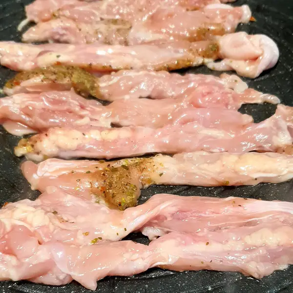 Kızartma tavasında domuz pirzolası pişirmek.