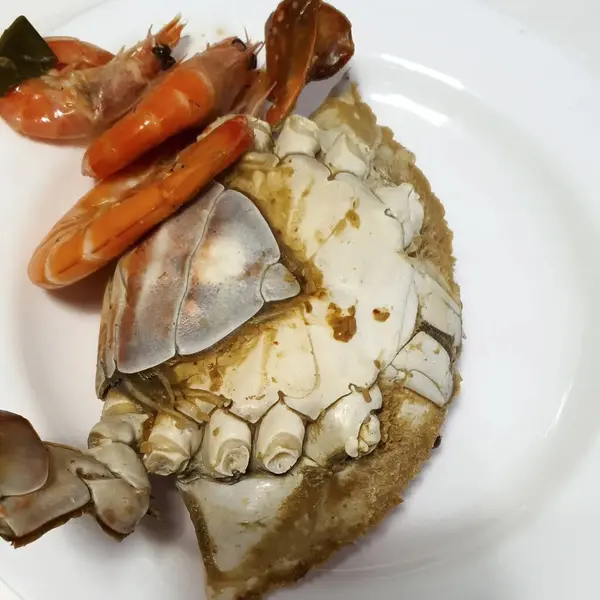 Deniz ürünleri ve balıklı taze deniz ürünleri.