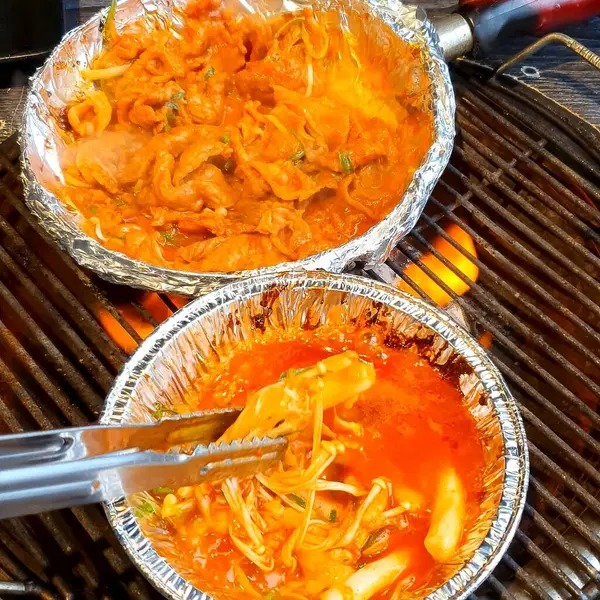 Soslu ve sebzeli kızarmış balık.