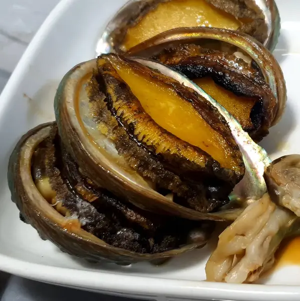 Sarımsak ve biberli ızgara midye.