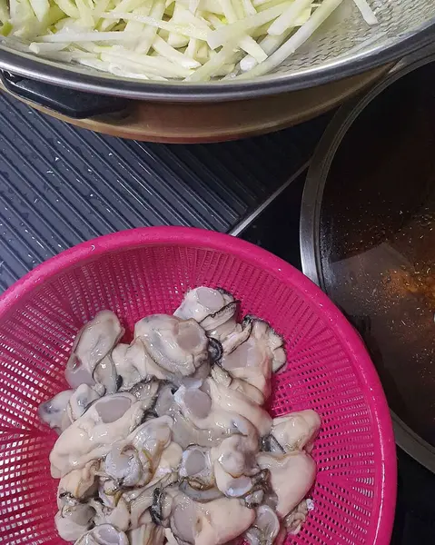 Yakından mantarlı kızarmış tavuk.