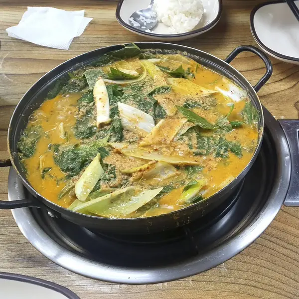 Lezzetli kızarmış yumurta ve tavada köri.