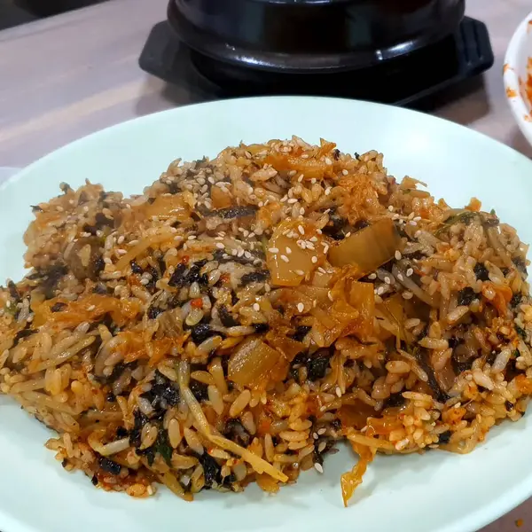 Kore yemekleri - sebze ve baharatlı kızarmış pirinç