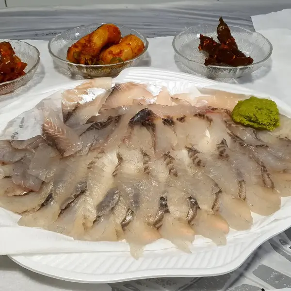 Masadaki balık ve deniz ürünleri.