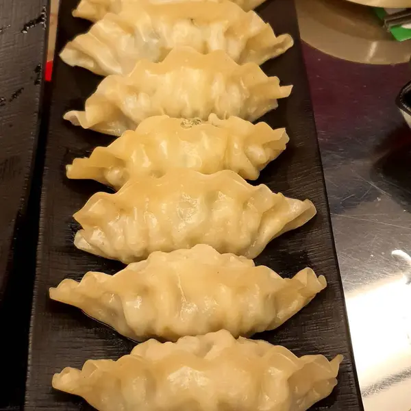 Etli ve baharatlı çiğ hamur köftesi.