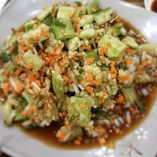 Kızarmış pirinç ve sebze ve baharat karıştırın.