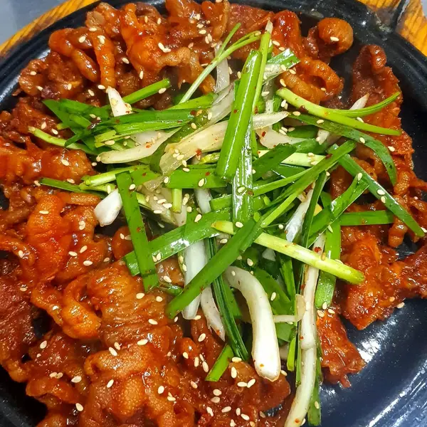 Kore usulü yemek, sebzeli kızarmış domuz eti.