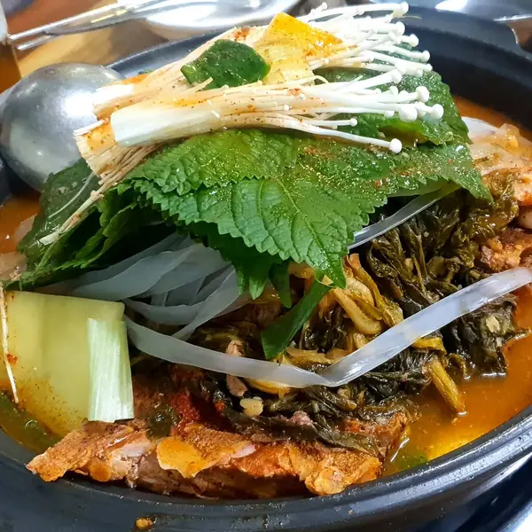 Tayland yemeği - karidesli baharatlı çorba, Tayland yemeği tarzı.