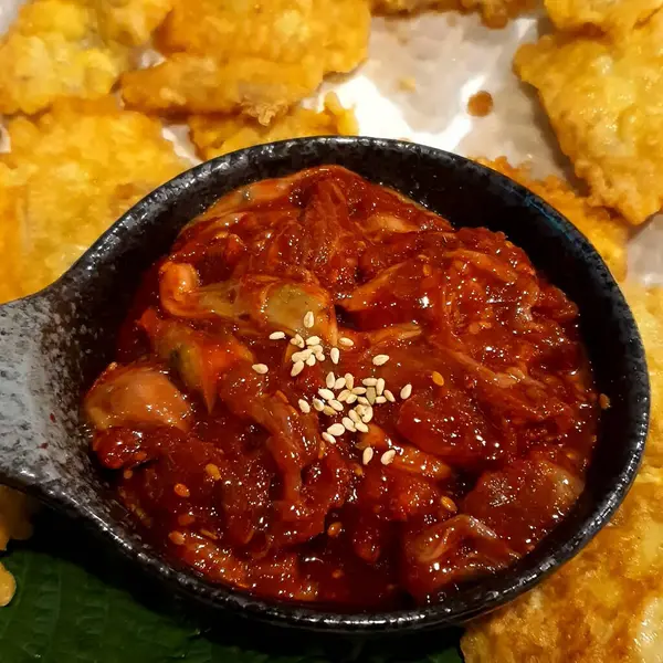 Sebze ve soslu kızarmış balık.