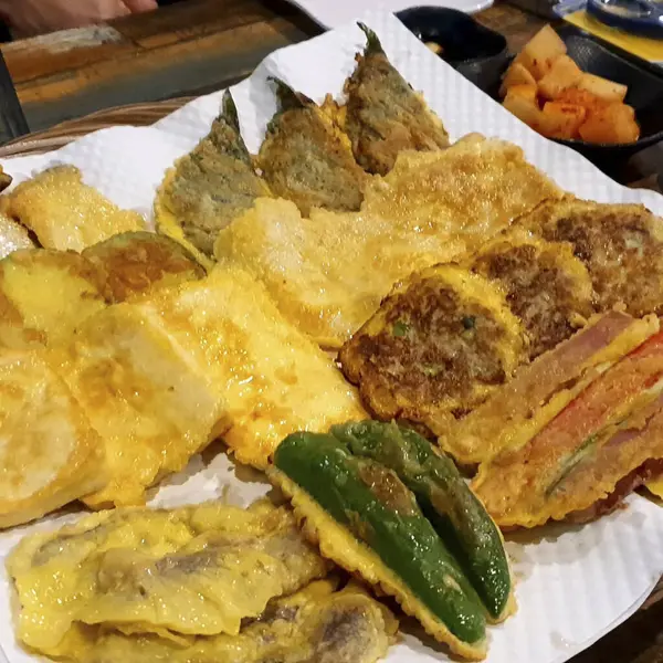 Tavada sebzeli kızarmış balık