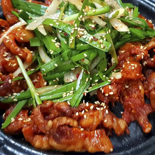 Kızarmış tavuk pilav ve salata ile