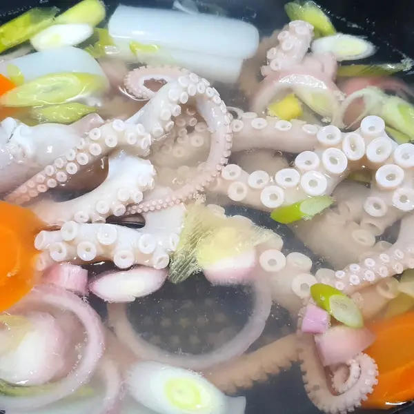 Limon ve baharatlı taze ahtapot.