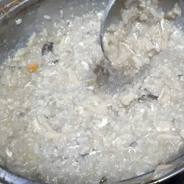 Tayland pirinci, sebzeli ve baharatlı tavuk.