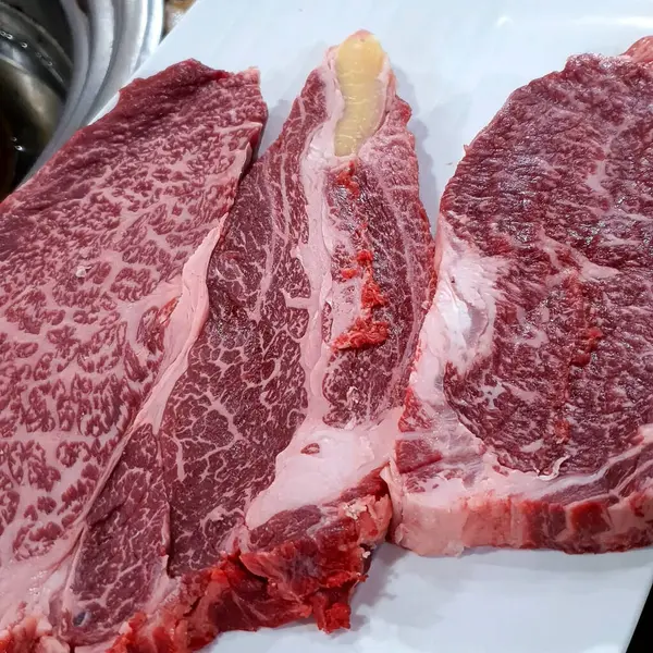 Baharatlı ve otlu taze biftek.