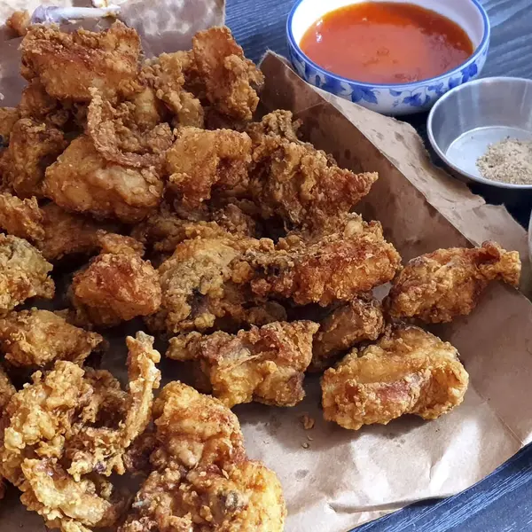 Sebze ve soslu kızarmış tavuk kanadı.