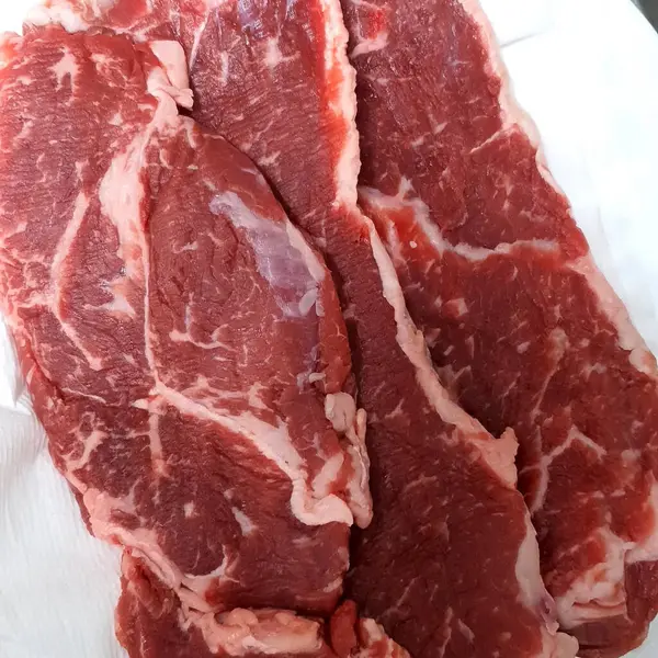 Tabakta taze biftek.