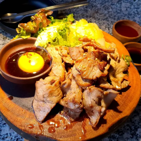 Soslu ve sebzeli ızgara domuz eti.