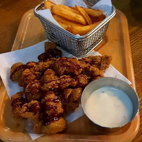 Beyaz tabakta soslu tavuk kanadı