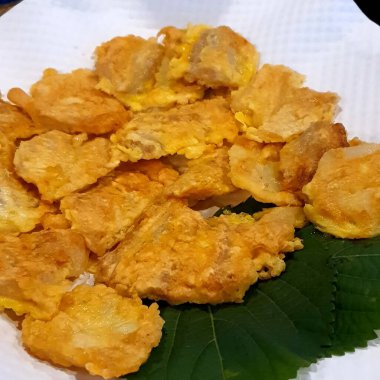 Sebze ve soslu kızarmış tavuk.