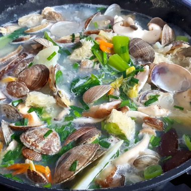 Sebze ve baharatlı taze deniz ürünleri çorbası.