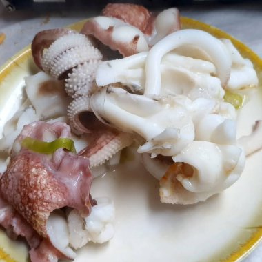 Mürekkep balığı ve mürekkep balıklı taze deniz ürünleri.