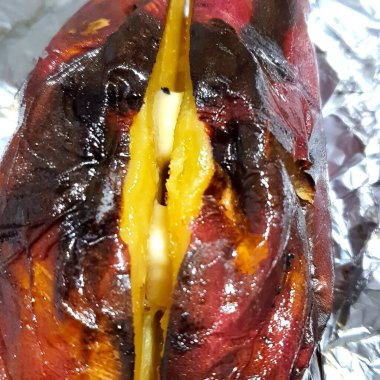 Sarımsaklı ve biberli ızgara patlıcan.