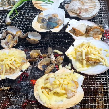Masada ızgara balık ve deniz ürünleri var.
