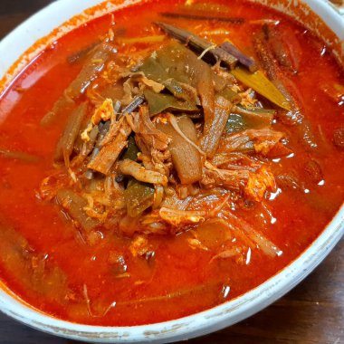 Kore kimçili geleneksel baharatlı kimchi.