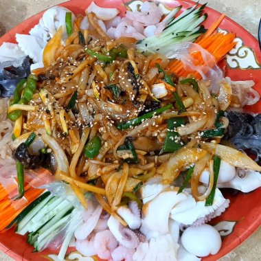 Sebze ve baharatlı Tayland usulü erişte.