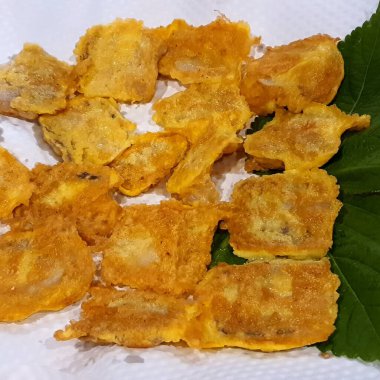 Sebzeli ve baharatlı kızarmış tavuk.