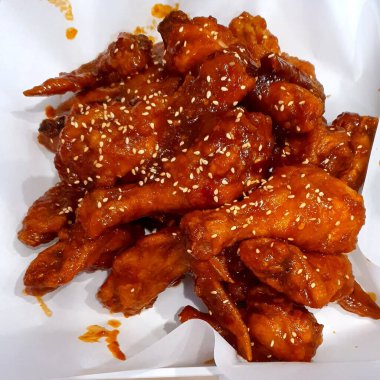 Susamlı kızarmış tavuk kanadı.