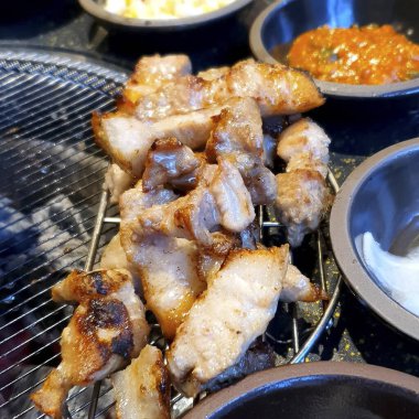 Baharatlı ve otlu domuz pirzolası.