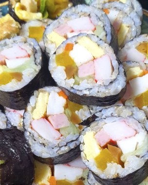 Japon suşi rulosu, somonlu maki.