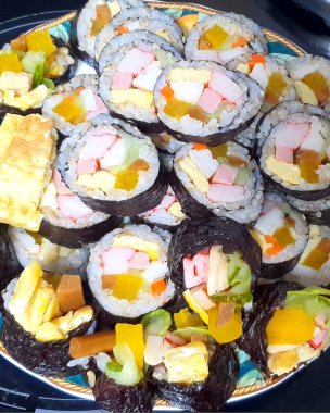 Lezzetli Asya yemeklerinin yakın görüntüsü