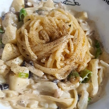 Tavuk, mantar ve kremalı makarna.