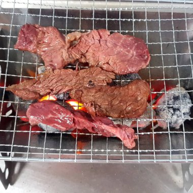 Baharatlı ve sebzeli ızgara et.