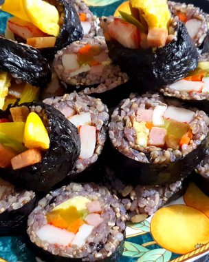 Somon, ton balığı, avokado, salatalık ve ton balıklı Japon suşisi.