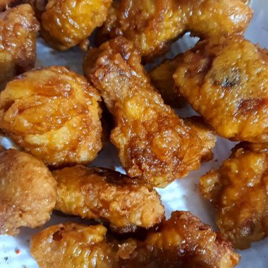 Soslu kızarmış tavuk kanadı.