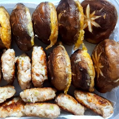 Sebzeli ve baharatlı kızarmış tavuk.