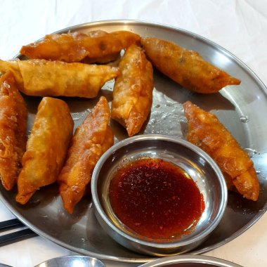 Domates soslu kızarmış mantı ve kızarmış tavuk.