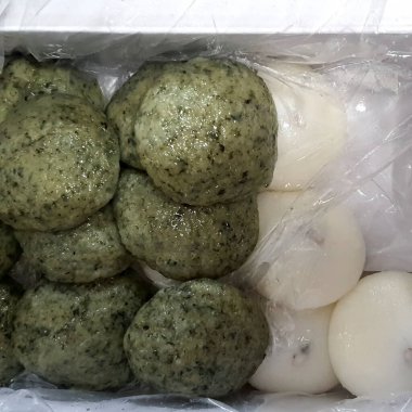 Bir kutuda yeşil ve beyaz fasulye