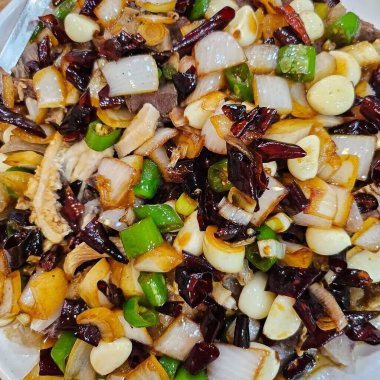 Sebzeli ve baharatlı kızarmış tavuk.