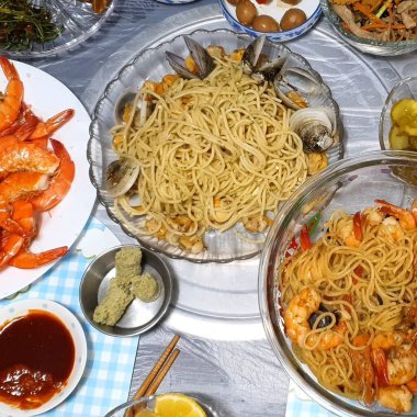 Karides, kalamar, midye, karides, midye ve midye içeren deniz ürünleri..