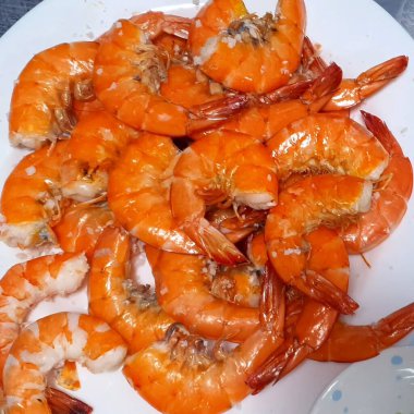 Sarımsaklı ve baharatlı karides.