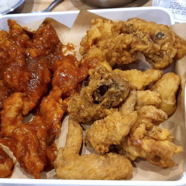 Soslu kızarmış tavuk kanadı.