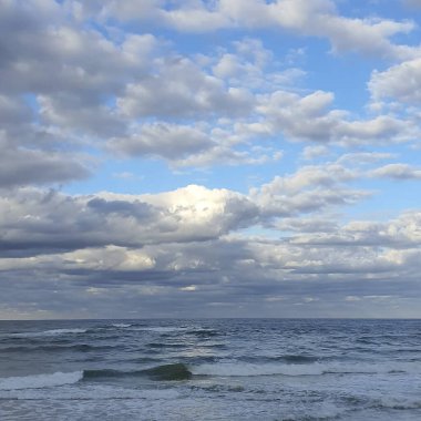 Bulutlu, bulutlu, baltık deniz plajı. Doğa ve seyahat. yaz.