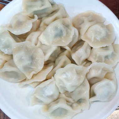 Soslu ve sebzeli kızarmış hamur köftesi.