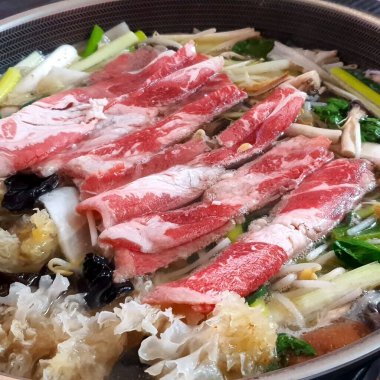 Tenceredeki taze yiyecekleri kapatın.