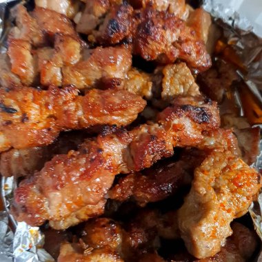 Patates ve baharatlı kızarmış tavuk.