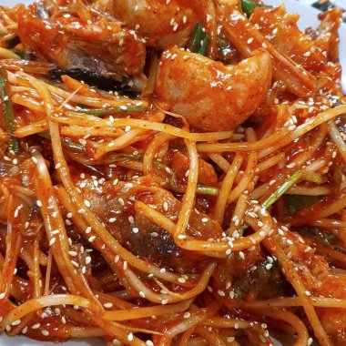 Kızarmış tavuğu sebze ve sosla karıştır